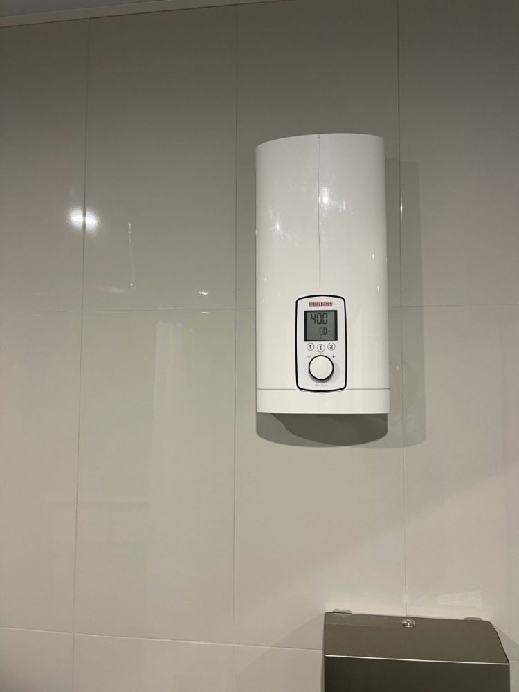 Wall-mounted instantaneous electric hot water unit