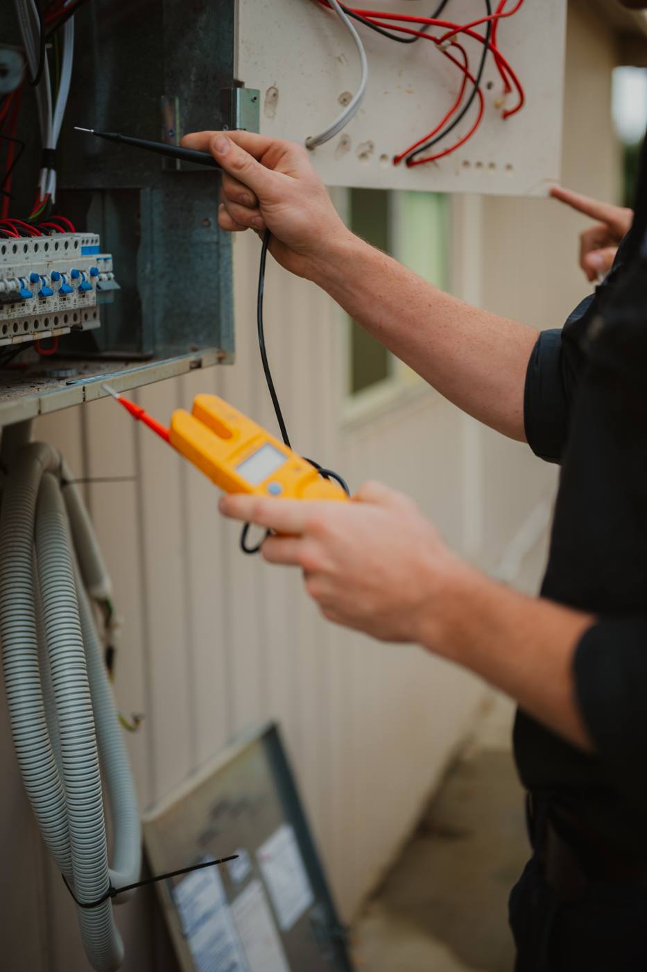 Testing a circuit with a voltage tester